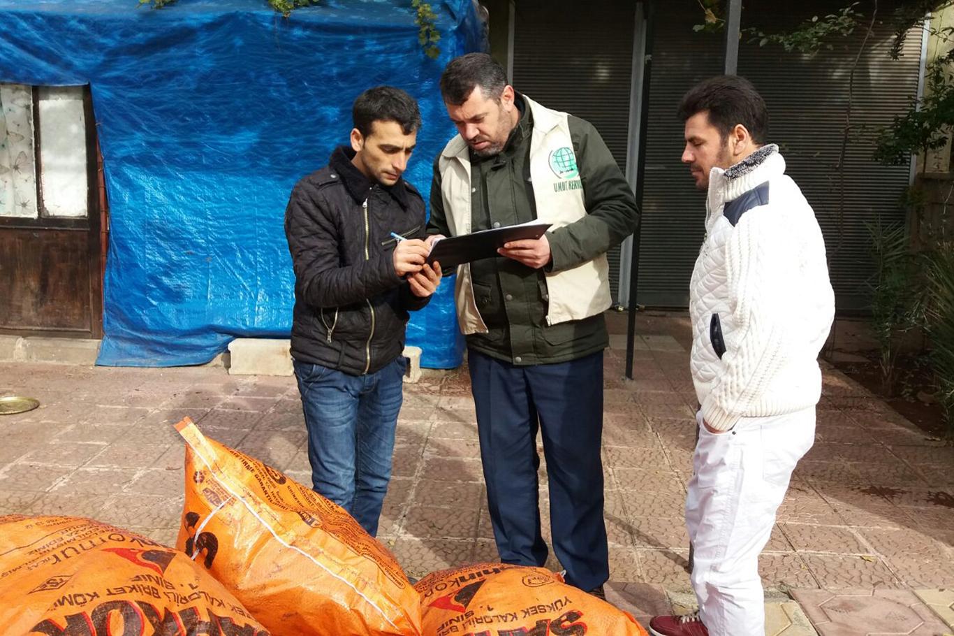Gaziantep Umut Kervanı'ndan kömür yardımı Gaziantep Umut Kervanı'ndan kömür yardımı